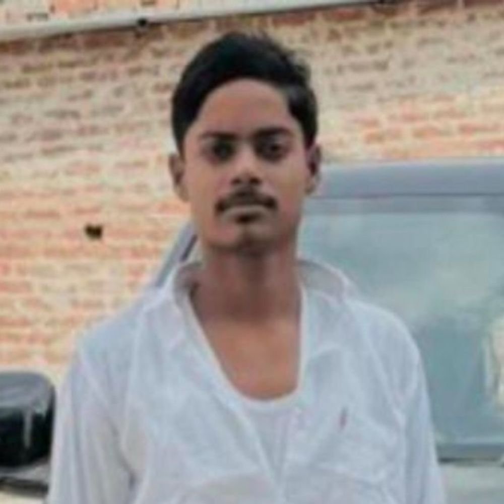 सेब लदी डीसीएम खड़े ट्रक से भिड़ी, कंडक्टर की मौत:शाहजहांपुर में गंगा एक्सप्रेस-वे पर हुआ हादसा, ड्राइवर समेत 2 घायल
