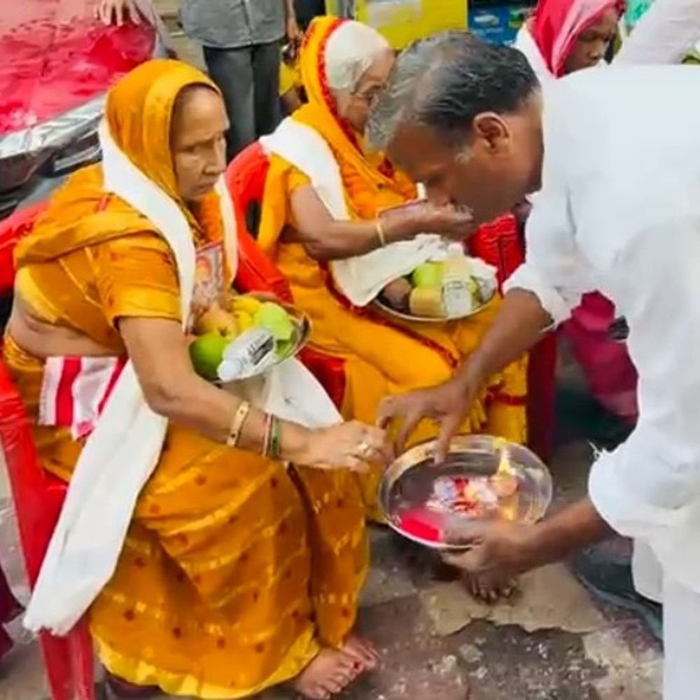 लखनऊ में बुजुर्ग महिलाओं का सम्मान:चरण धोकर भेंट की गई शॉल, 9 देवियों के स्वरूप में पूजन