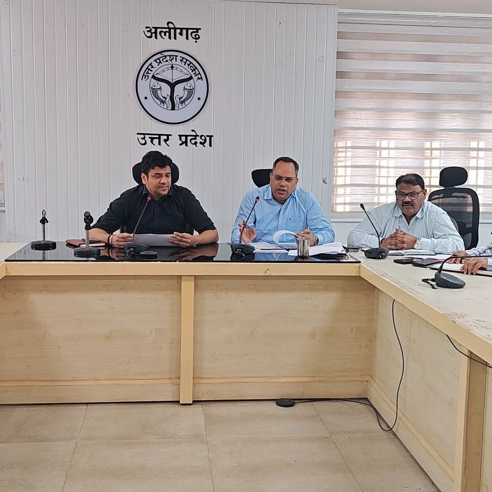 अब तक सिर्फ 32% विद्यालयों ने फॉरवर्ड किया छात्रवृत्ति डेटा:अलीगढ़ में 333 डिग्री कॉलेजों और 50 बड़े डिफॉल्टर कॉलेजों को डीएम की मान्यता रद्द करने तक की चेतावनी