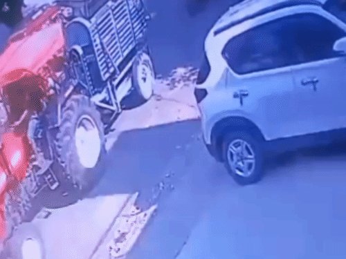 बदायूं में तेज रफ्तार पिकअप ने बाइक को मारी टक्कर:महिला की मौत और दंपती घायल, CCTV