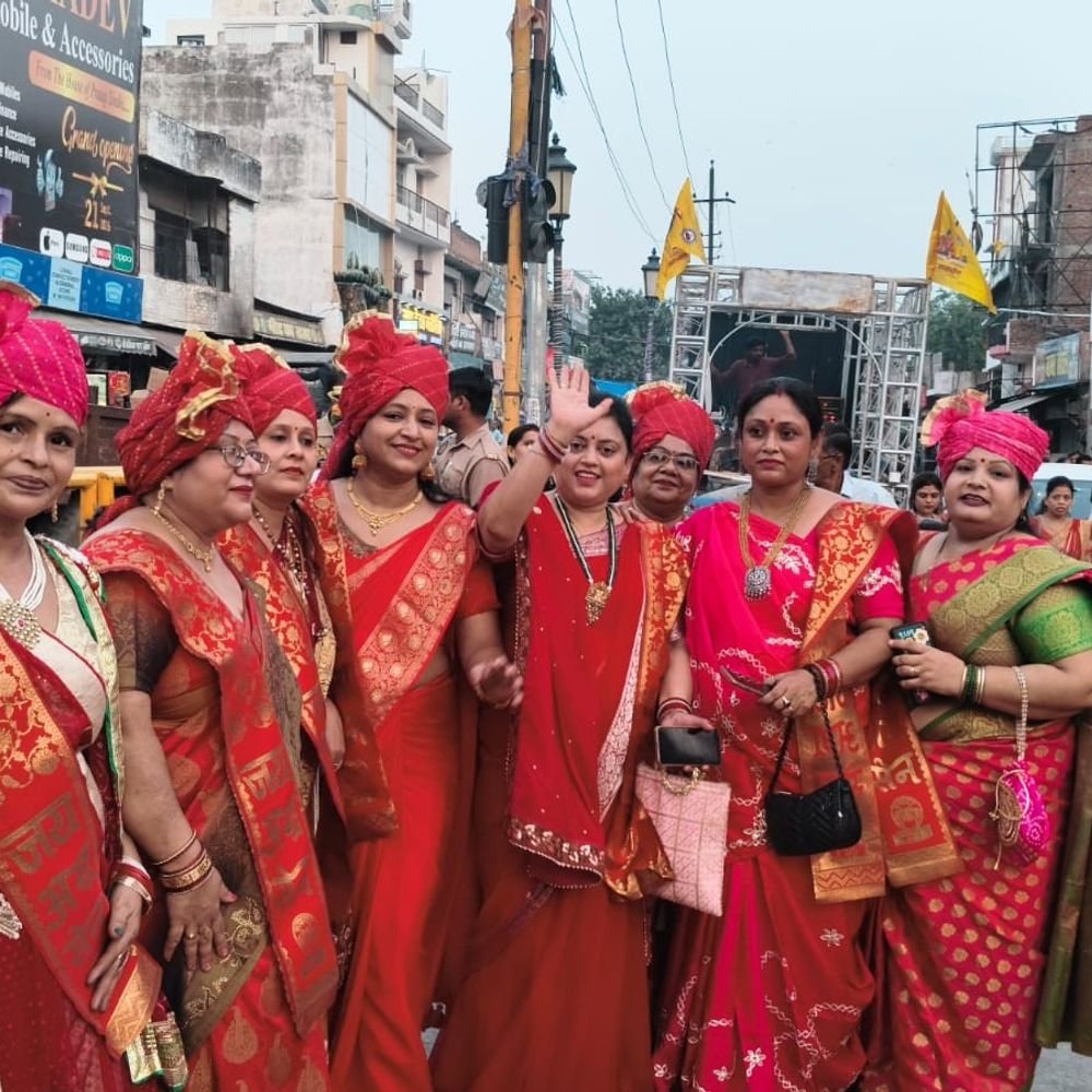 उरई में अग्रसेन जयंती पर शोभायात्रा:टाउनहाल से निकली आकर्षक झांकी, पुष्पवर्षा संग हुआ जगह-जगह स्वागत