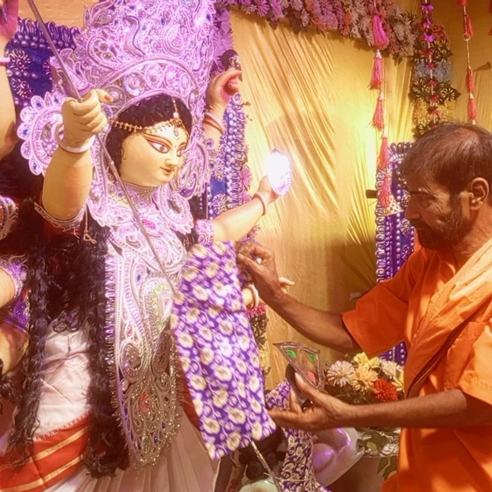 बलिया में जय माता दी के उद्घोष के साथ खुला:जमुना पाठशाला में बंगाली समाज 1948 से कर रहा है दुर्गा पूजा, इस साल 79वां आयोजन