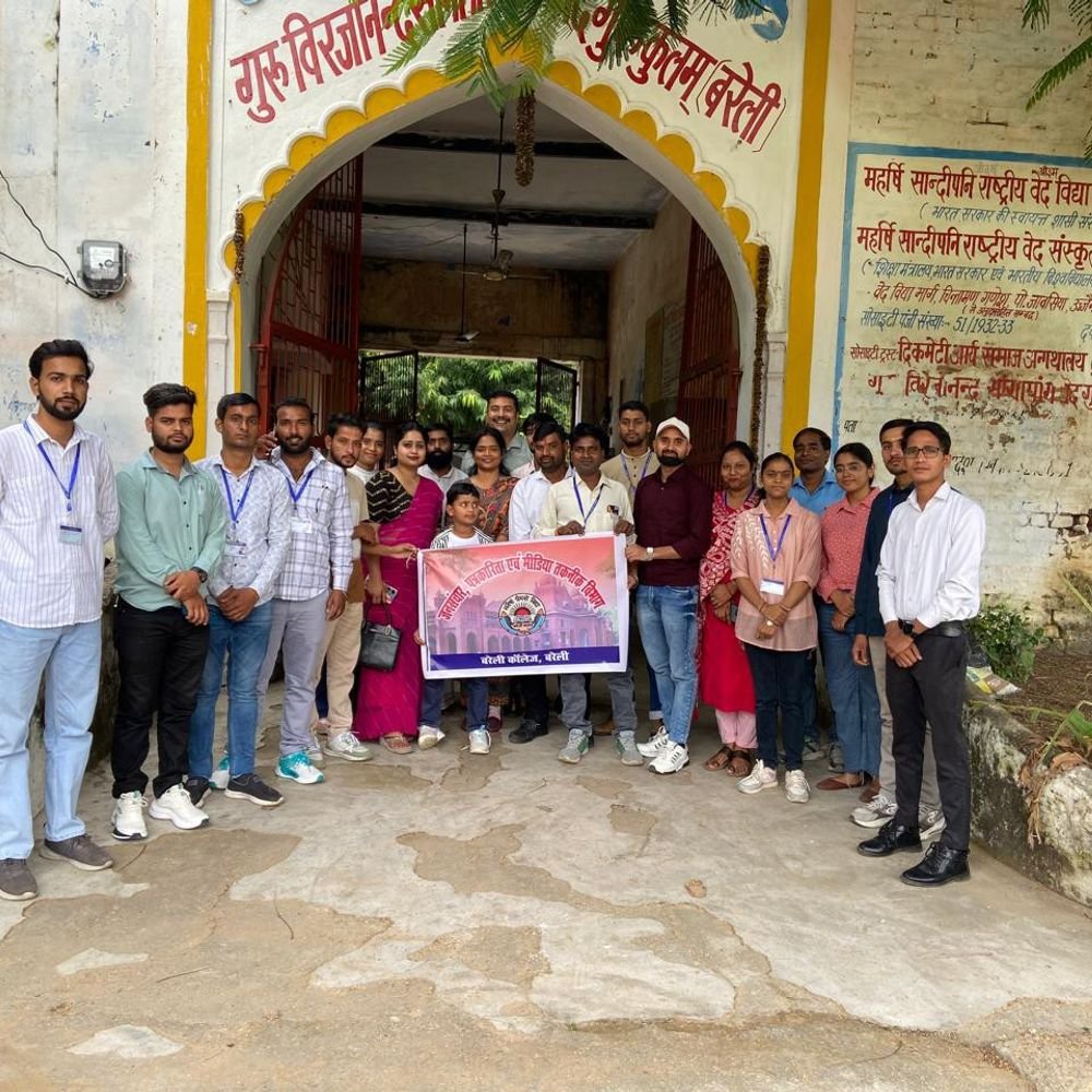 विश्व भोजन दिवस पर खाद्य सामग्री वितरण:बरेली कॉलेज के विद्यार्थियों ने अनाथालय में बांटी खाद्य किट