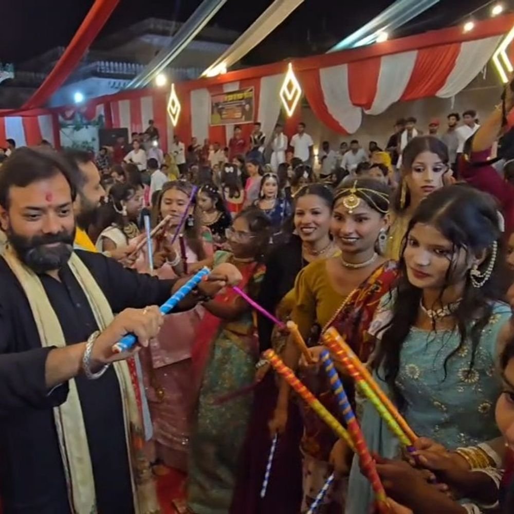 चरखारी में विधायक के साथ 451 बेटियों ने किया गरबा:बुंदेलखंड के चरखारी में विधायक बृजभूषण राजपूत ने कराया भव्य आयोजन, उत्साह से थिरकीं बेटियां