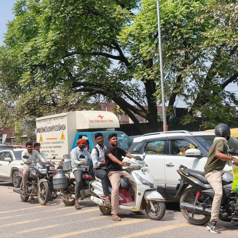 चित्रकूट में मंदाकिनी पुल पर लगा 2 किलोमीटर लंबा जाम:पितृ विसर्जनी अमावस्या पर श्रद्धालु परेशान, पुल के गड्ढे बने वजह