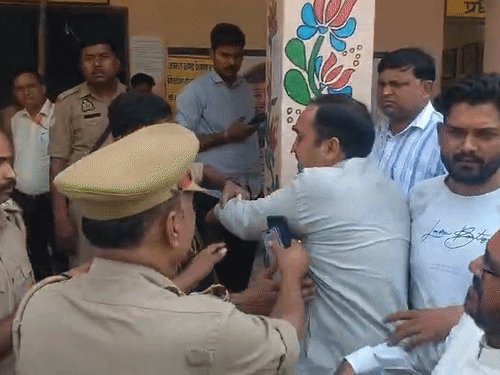 अतरौली में सपा-भाजपा भिड़े, हाथापाई; मोबाइल टूटे:अलीगढ़ में बूथ कैप्चरिंग के आरोप पर विवाद, सपा बोली- मंत्री और पूर्व सांसद बूथ पर देर तक बैठे रहे, भाजपा बोली-सपाइयों ने किया विवाद