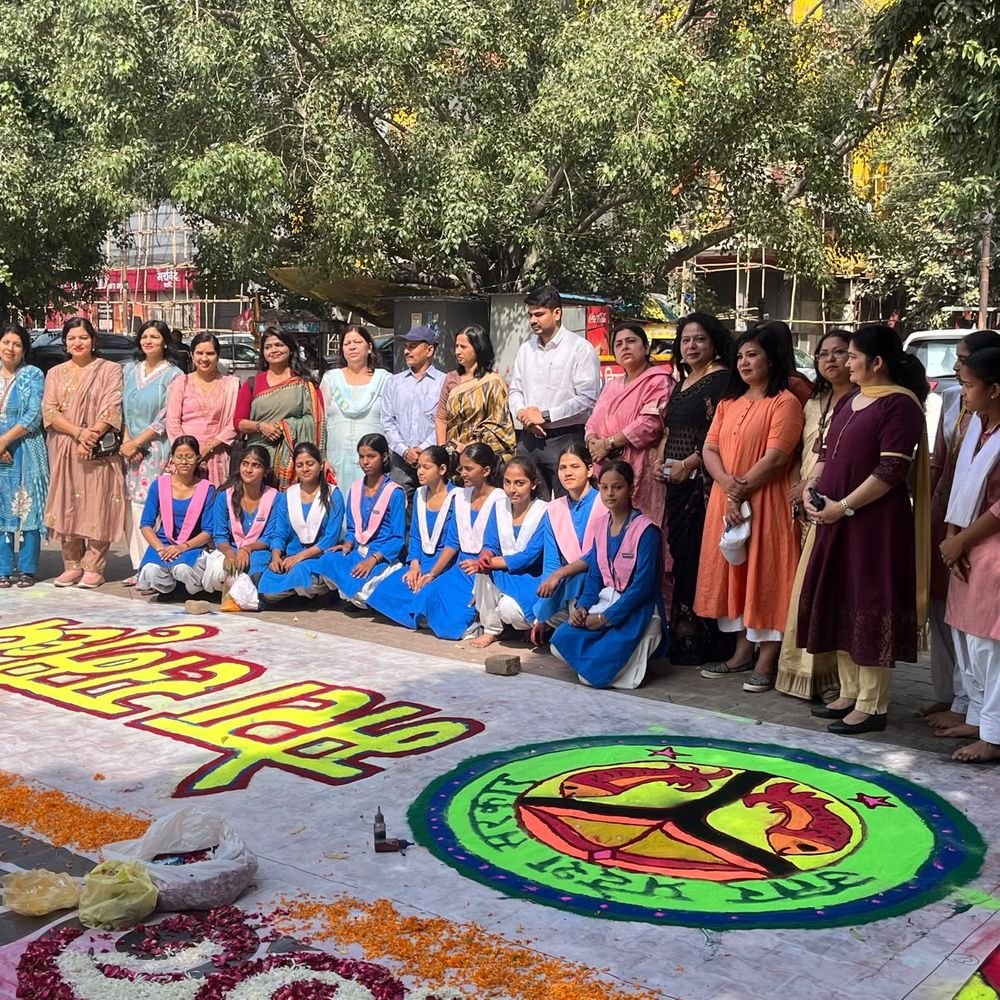 75 फीट लंबी रंगोली बनाई:प्राकृतिक रंगों से उकेरी गई 'समृद्ध गाजियाबाद' की मनमोहक झांकी