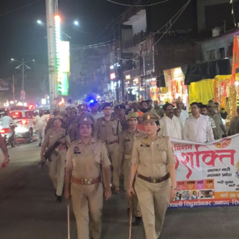 सिद्धार्थनगर में नवरात्रि में पुलिस सड़कों पर उतरी:बांसी स्टैंड से सिद्धार्थ चौराहे तक निकला मार्च, छेड़छाड़ के खिलाफ किया जागरूक