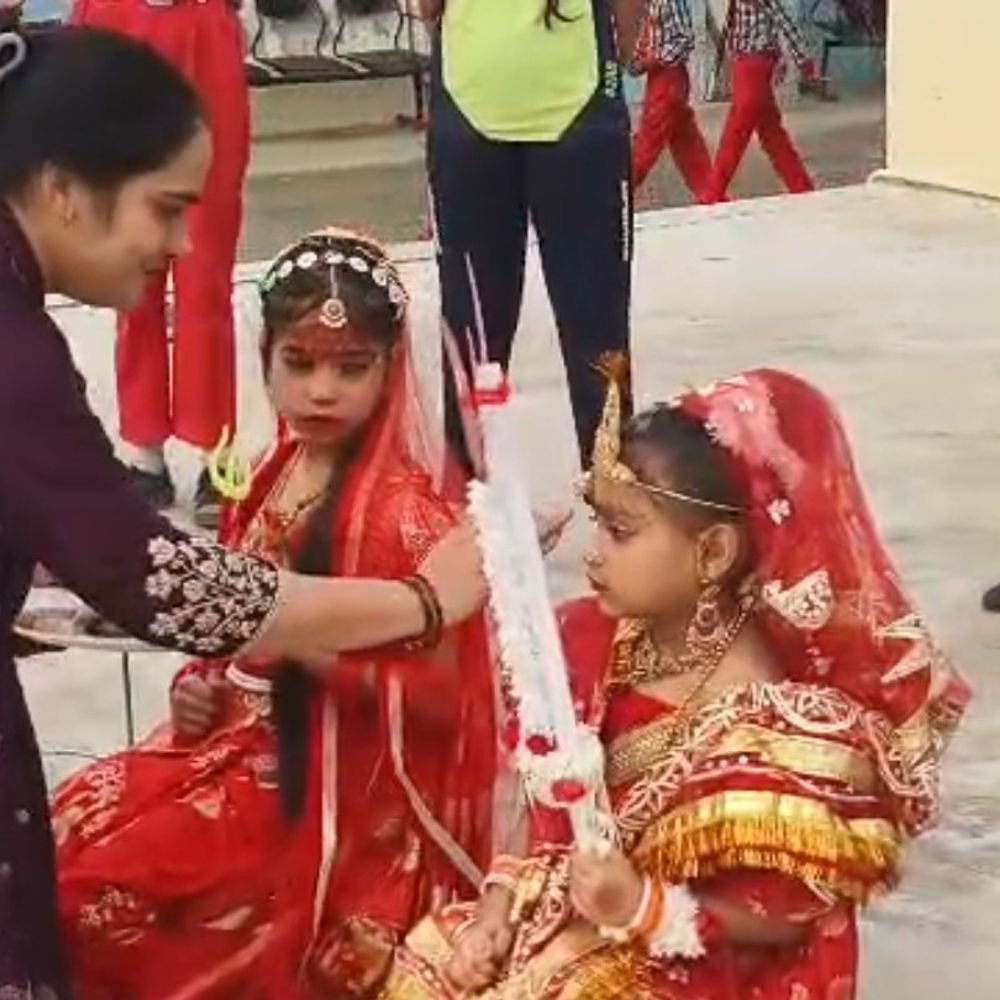 आगरा में कन्या पूजन:नौ देवियों के स्वरूप में सजी कन्याओं के पखारे चरण, दिया नारी शक्ति का संदेश