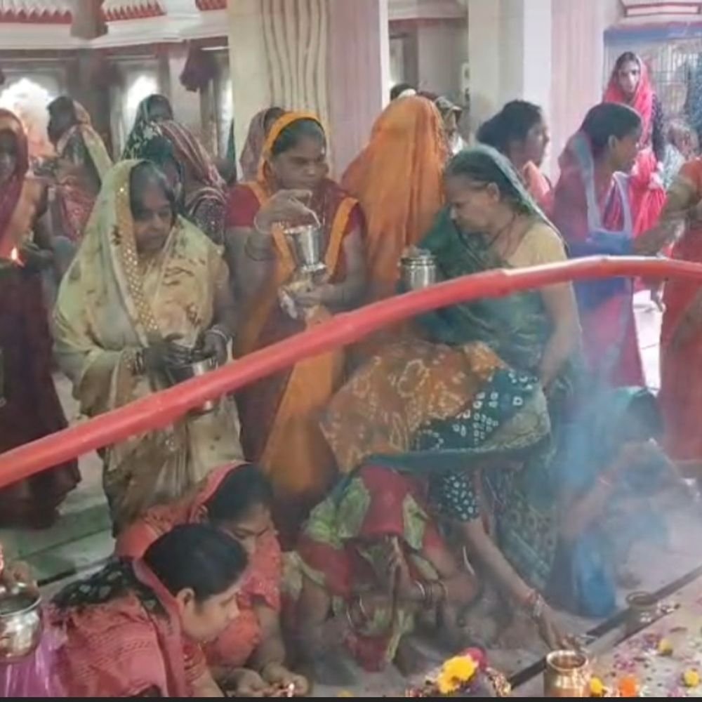 जालौन में मां कूष्मांडा की आराधना को पहुंचे श्रद्धालु:उरई से कोंच और कालपी तक देवी मंदिरों में गूंजे जयकारे