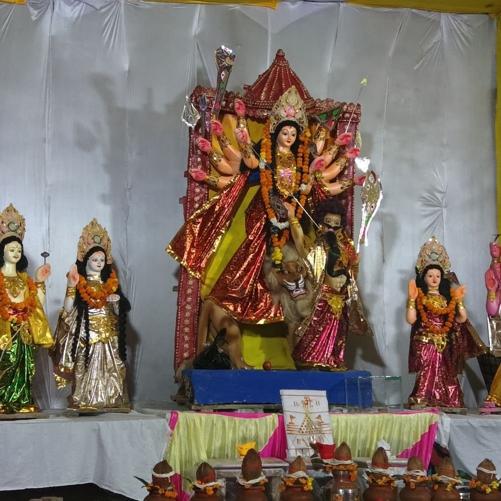 नवरात्रि के दूसरे दिन मां ब्रह्मचारिणी की पूजा:ज्ञान, वैराग्य और सृष्टि की शक्ति मां की उपासना, फतेहपुर के 2200 पंडालों में भीड़