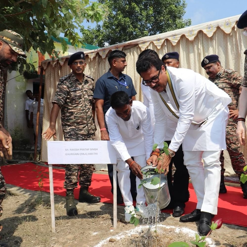 CRPF ने सफाईकर्मियों और मेधावी छात्र को किया सम्मानित:'स्वच्छता ही सेवा' अभियान के तहत विधायक राकेश प्रताप सिंह ने दिया स्वच्छता का संदेश