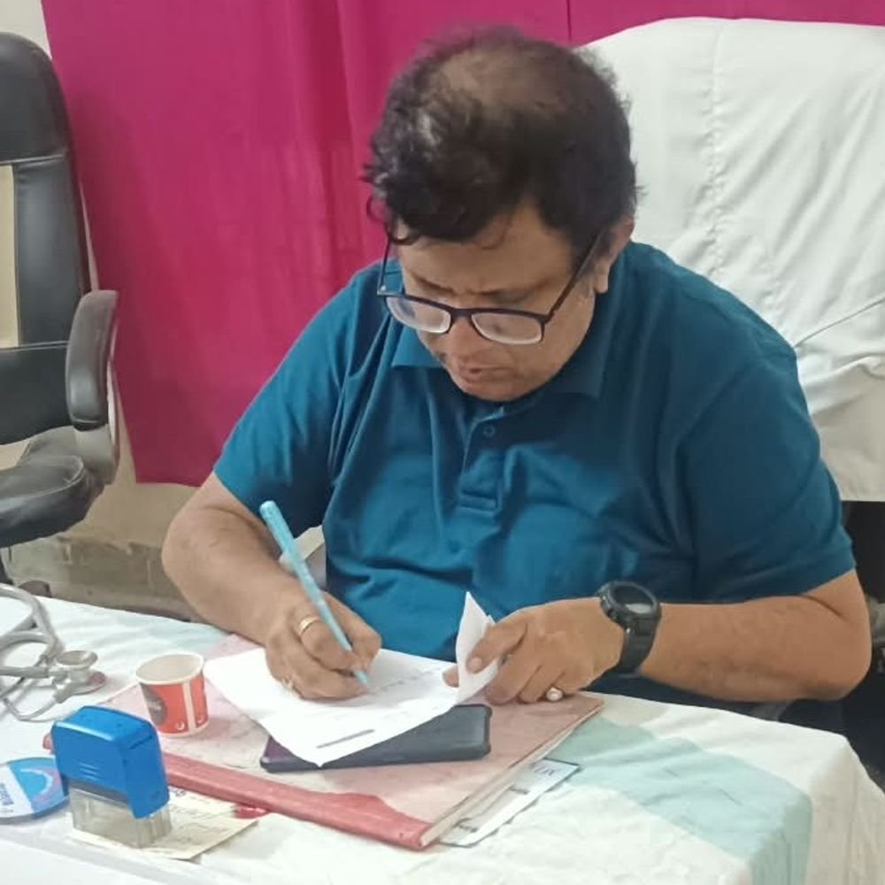 महराजगंज जिला अस्पताल में मरीजों की भीड़ बढ़ी:मौसम के उतार-चढ़ाव से रोज 1200 से 1600 मरीज पहुंच रहे, पेट दर्द, उल्टी-दस्त और बुखार के मामले ज्यादा