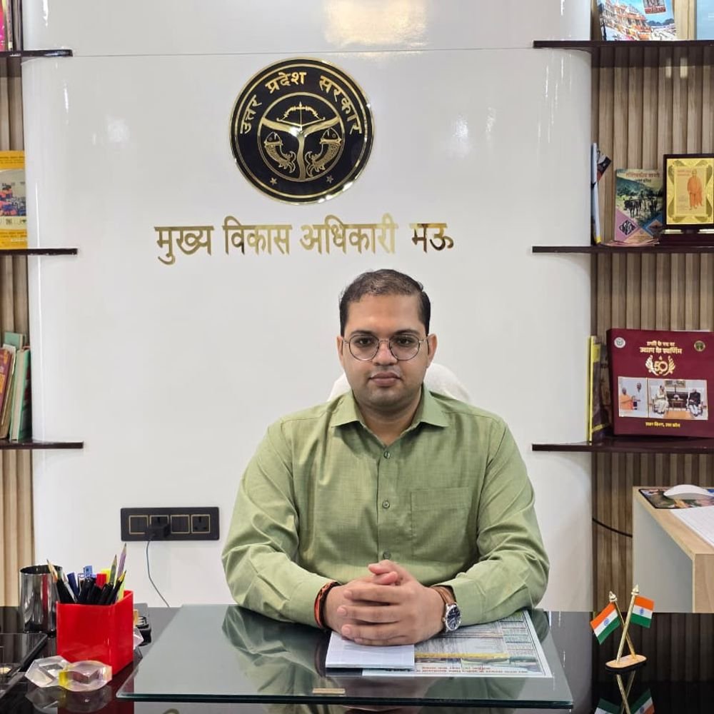 मऊ में नए CDO ध्रुव खाडिया ने संभाला कार्यभार:बोले- अंतिम पायदान के पात्र व्यक्ति तक पहुंचे योजनाओं का लाभ