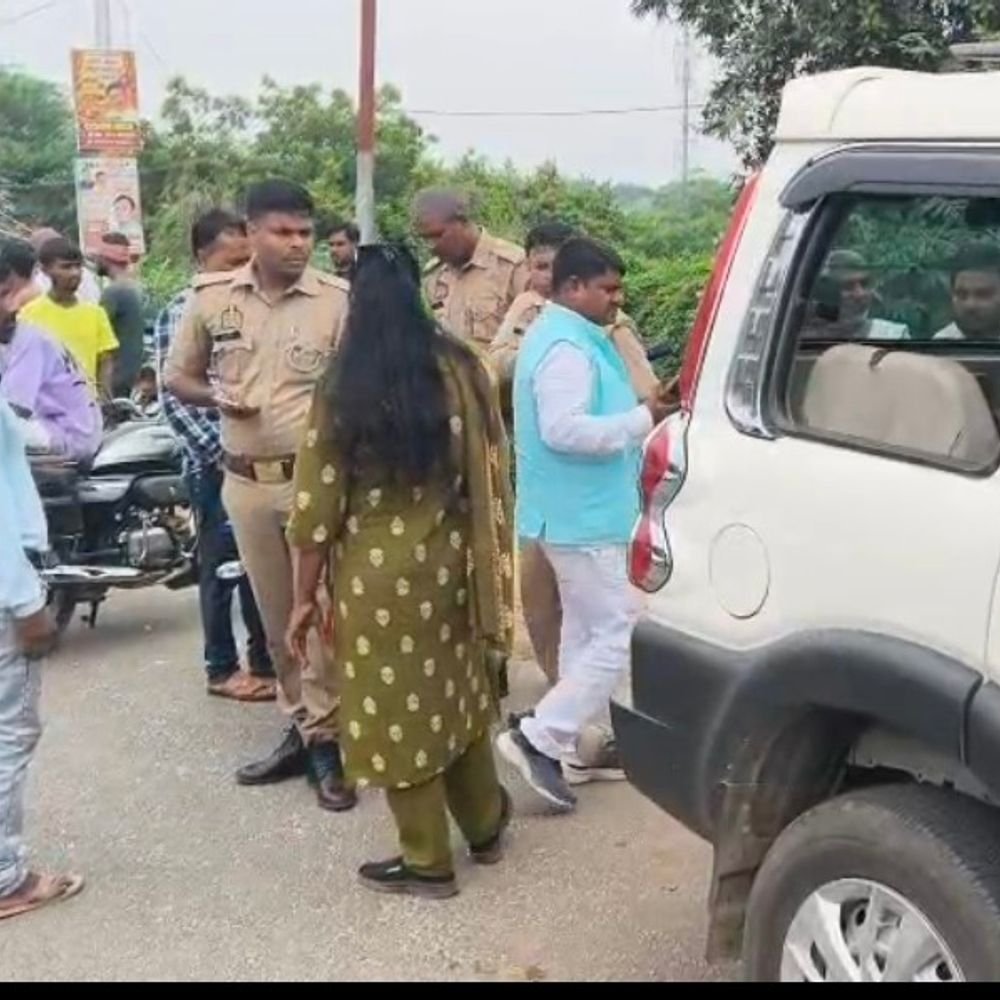 सुल्तानपुर में VIP पार्टी नेताओं की स्कॉर्पियो का शीशा टूटा:नेताओं ने किया फायरिंग का दावा, पुलिस बोली- सड़क से उछली गिट्टी