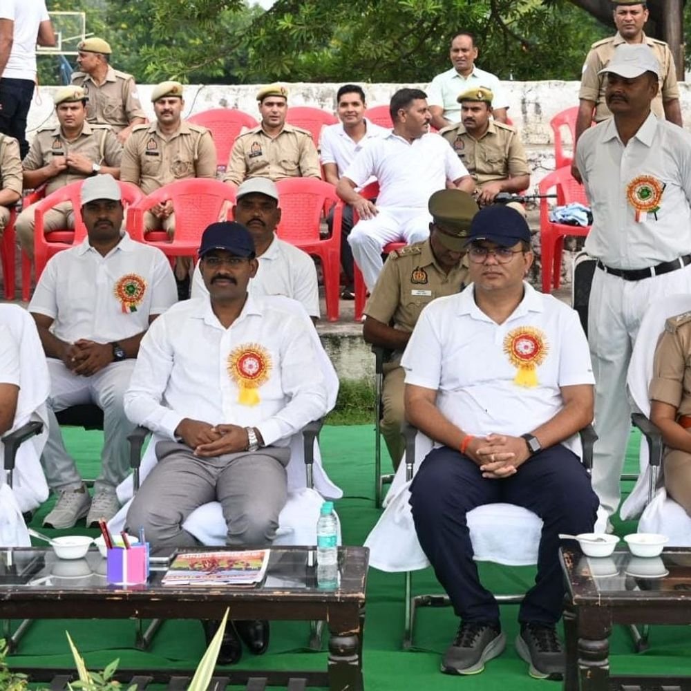 पुलिस लाइन में आगरा जोन की 13वीं मलखम्भ प्रतियोगिता शुरू:6 जिलों की टीमें ले रहीं हिस्सा, खिलाड़ियों को खेल भावना और अनुशासन की शपथ दिलाई