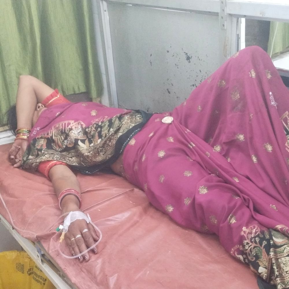 ललितपुर में कार ने बाइक सवार दंपति को टक्कर मारी:पति की हालत गंभीर, झांसी मेडिकल कॉलेज रेफर; तेरहवीं से लौटते समय हुआ हादसा