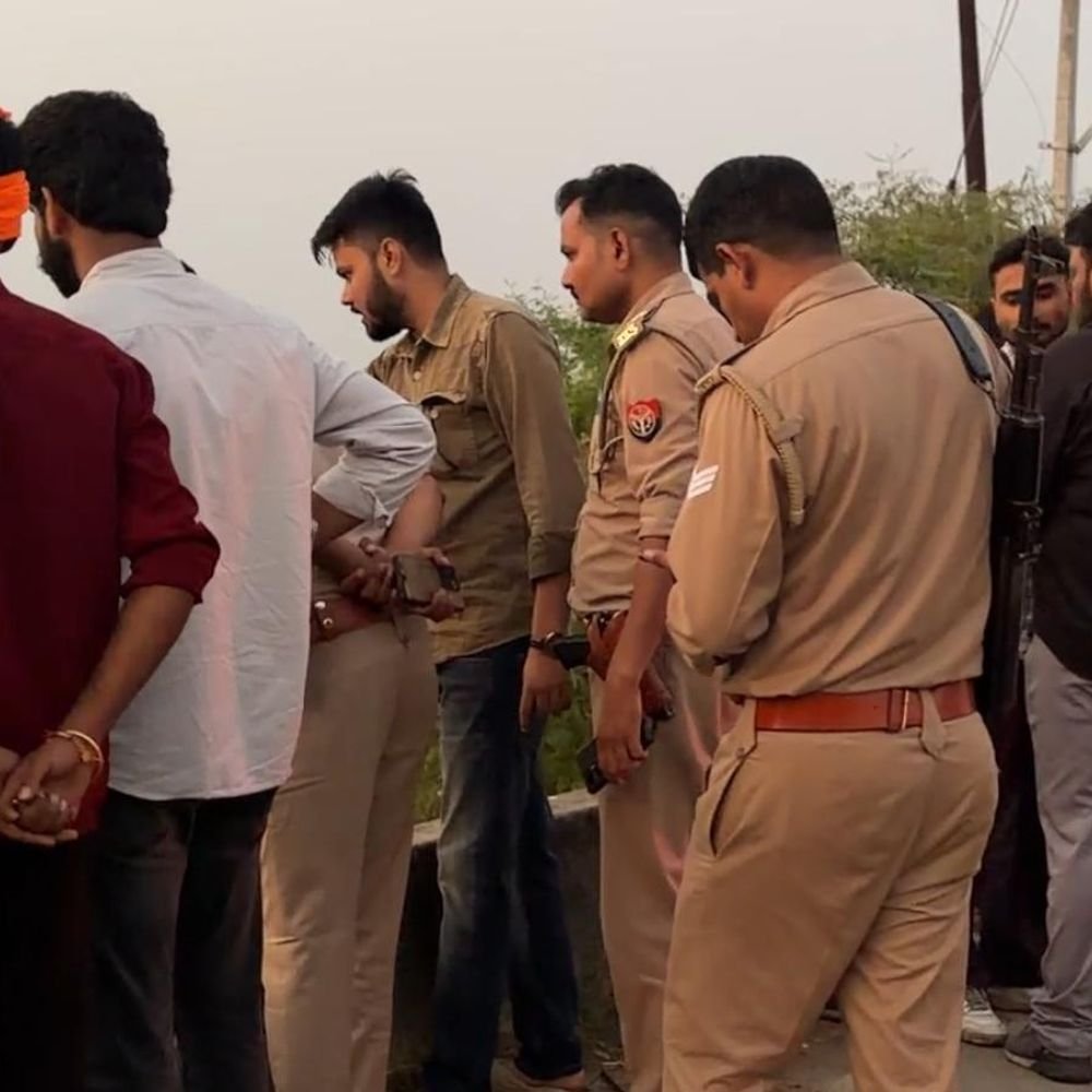 मेरठ में रजवाहे किनारे मिले गोवंश अवशेष, गोसेवकों में गुस्सा:पुलिस ने 3 दिन में गिरफ्तारी का आश्वासन दिया, टीम ने अवशेष दफनाए