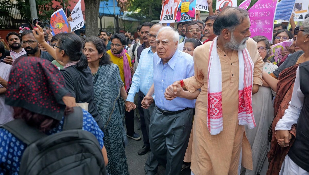इंडिया गठबंधन के मार्च से पहले दिल्ली में बढ़ाई गई सुरक्षा, ज्ञानेश कुमार के खिलाफ प्रदर्शन आज