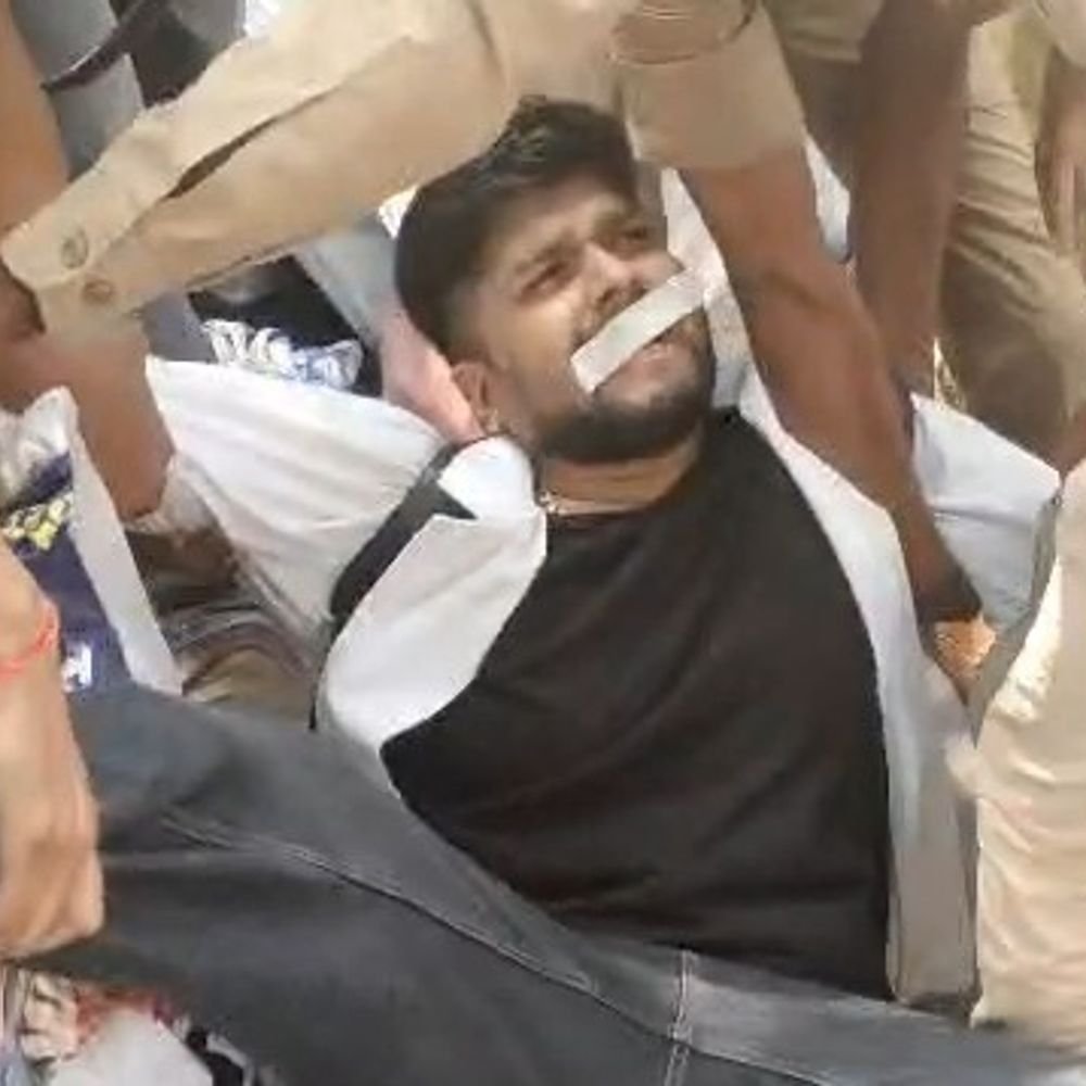 लखनऊ में बॉन्डेड डॉक्टरों का जोरदार प्रदर्शन:पुलिस बस के आगे डटकर खड़ी हुई प्रदर्शनकारी डॉक्टर , समान वेतन कि लंबे समय से कर रहे हैं मांग