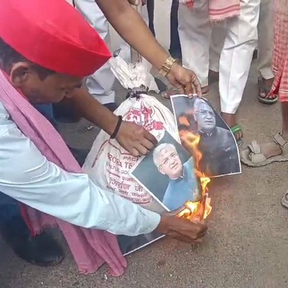 मथुरा में अखिलेश यादव की हिरासत पर सपा का प्रदर्शन:कार्यकर्ताओं ने मुख्य चुनाव आयुक्त का पुतला फूंका, पोस्टर जलाए