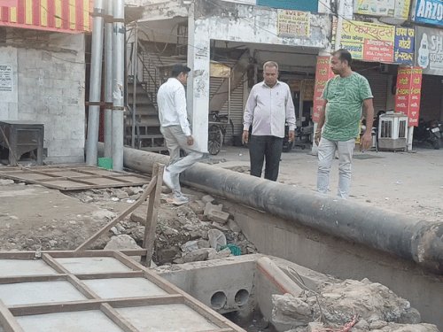 डेढ़ फीट ऊपर पाइपलाइन, सीएम ग्रिड पर फिर उठे सवाल:वेस्टर्न कचहरी रोड पर हनुमान मंदिर के पास हुए निर्माण को लेकर दुकानदारों में नाराजगी