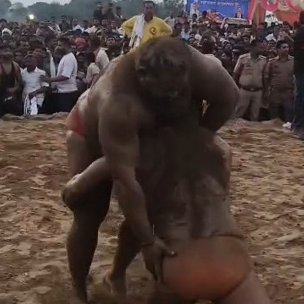 1.21 लाख की कुश्ती बराबरी पर छूटी:दोनों पहलवानों में बांटी इनामी राशि, कई राज्यों के पहलवान पहुंचे, 27 मुकाबले हुए