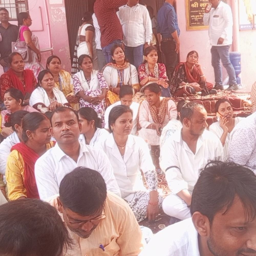 NHM संविदा कर्मचारियों का धरना:नियमितीकरण और समान वेतन की मांग, CMO कार्यालय पर 4 घंटे प्रदर्शन