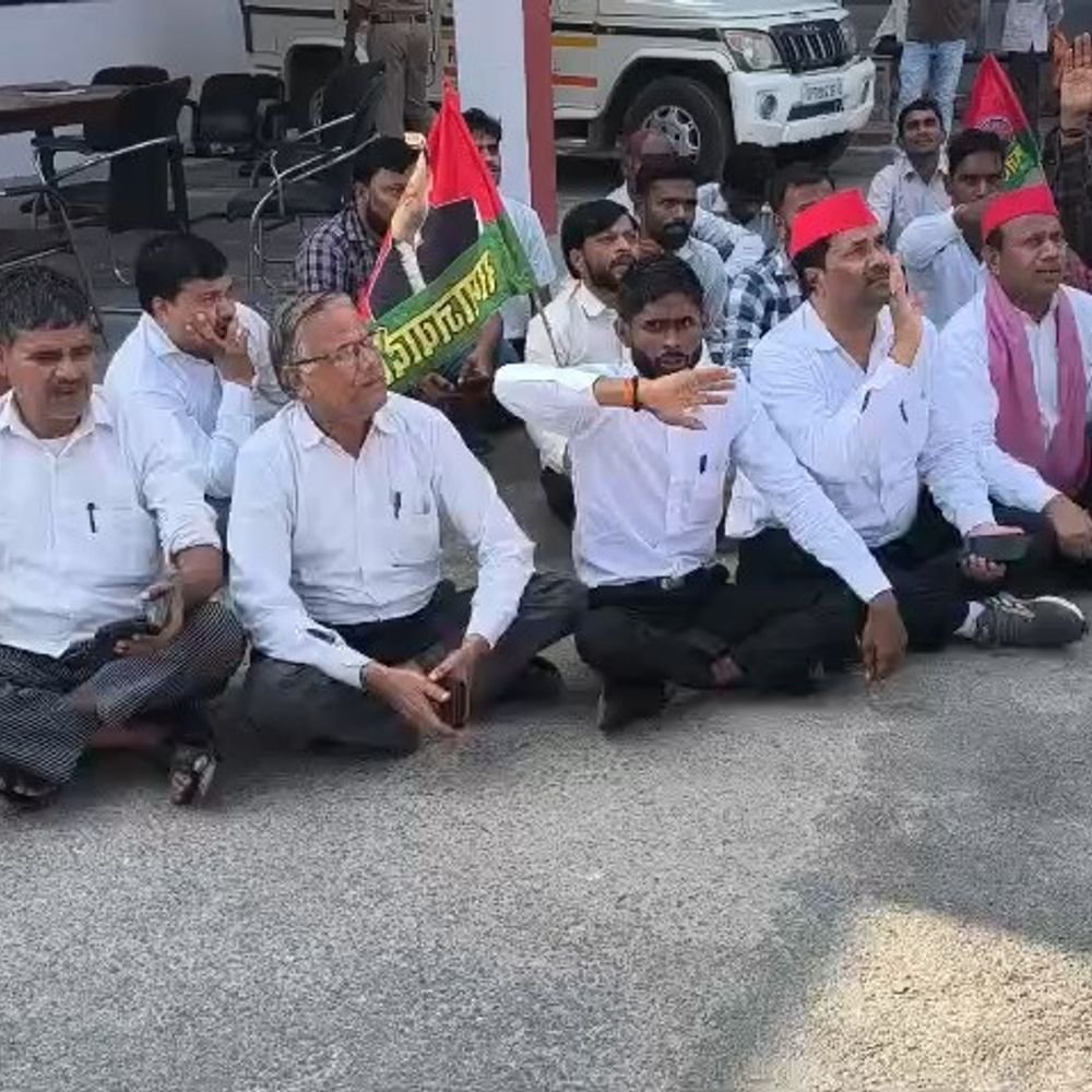अखिलेश यादव को हिरासत में लेने पर सपाइयों का प्रदर्शन:सीतापुर की सिधौली कोतवाली में धरना, सरकार के खिलाफ नारेबाजी कर सपा सुप्रीमो की रिहाई मांगी