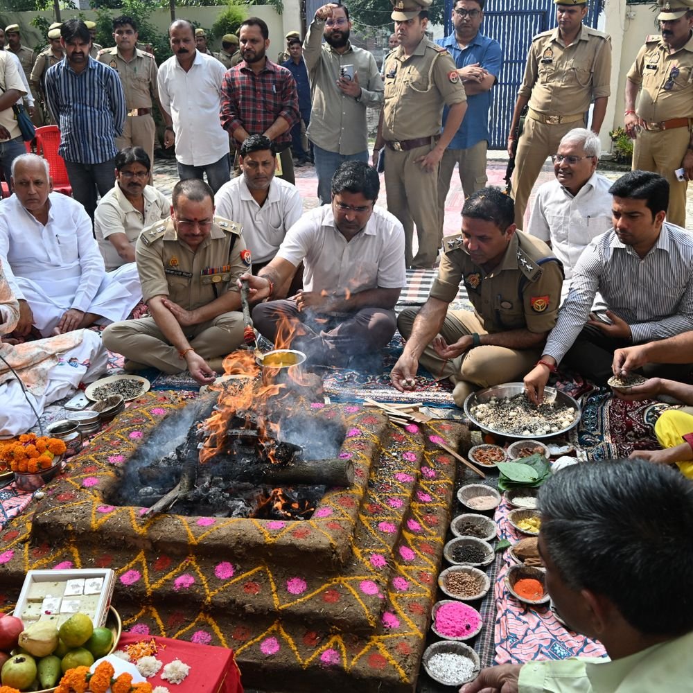 संभल की सत्यव्रत चौकी पर नवरात्र में हवन-पूजन:डीएम-एसपी ने आहुतियां देकर जिले में सुख-शांति की कामना की