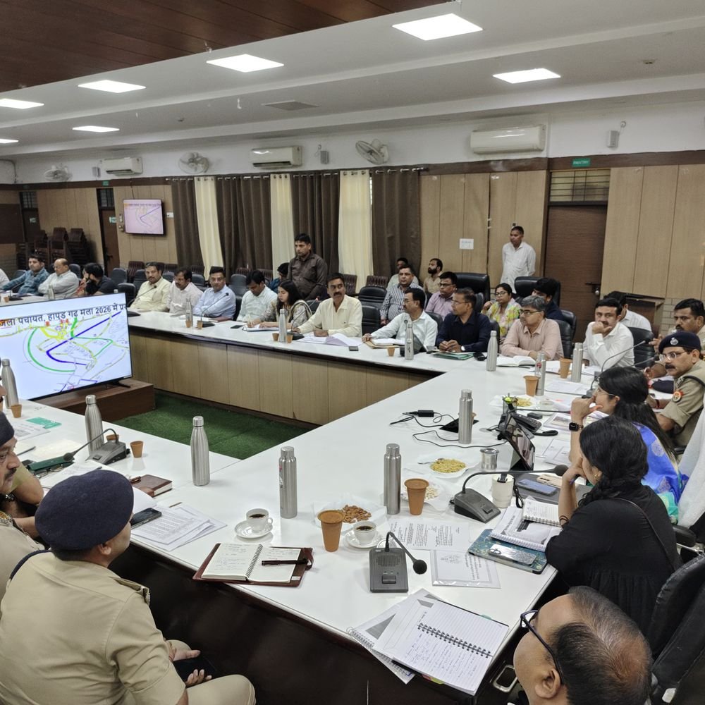 हापुड़ में डीएम ने त्योहारों और चुनाव की तैयारियों की:नवरात्रि, दशहरा, एमएलसी चुनाव और कार्तिक पूर्णिमा मेले की व्यवस्थाएं दुरुस्त करने को कहा