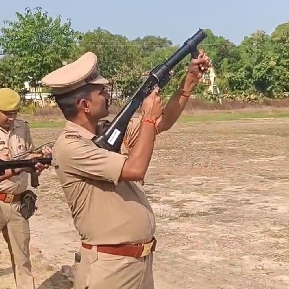 गोंडा में दंगा नियंत्रण का मॉक ड्रिल:पुलिसकर्मियों ने चलाए टीयर गैस गन, त्योहारों पर उपद्रव से निपटने की तैयारी
