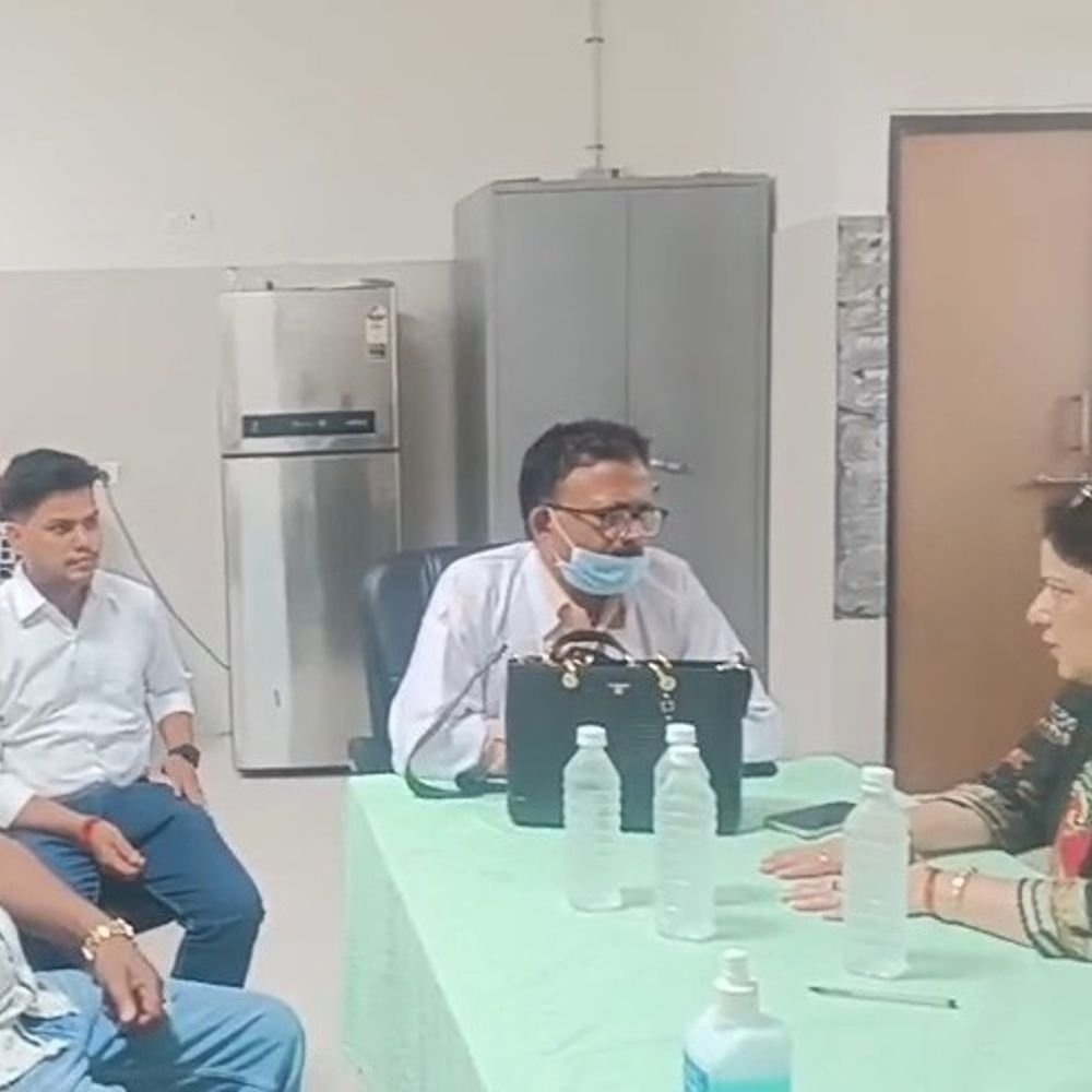 उन्नाव में CMS की कुर्सी बैठीं पल्लवी सेठ:चेयरमैन बोले- RKS कमेटी की अधिकृत सदस्य हैं, अस्पताल निरीक्षण का अधिकार