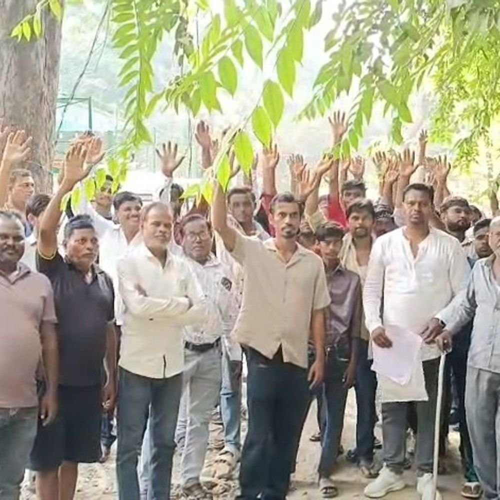 ग्रामीणों ने 100 साल पुराने महिषासुर मेले की अनुमति मांगी:DM दफ्तर का घेराव कर कार्यक्रम कराने की मांग, परमिशन न देने का आरोप