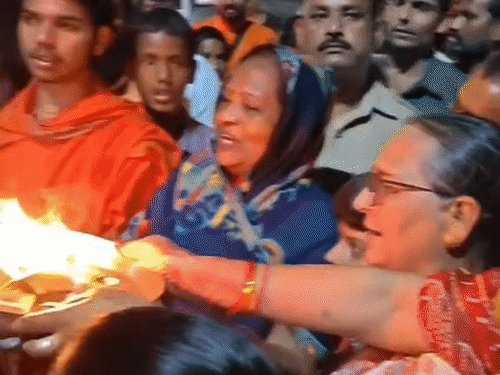 श्री रितेश्वर महाराज गुरुकुलम की जगह देखने मिर्जापुर पहुंचे:कछवां के बुढ़ेनाथ चौराहा पर भक्तों ने आरती उतारी, जयकारे लगाए