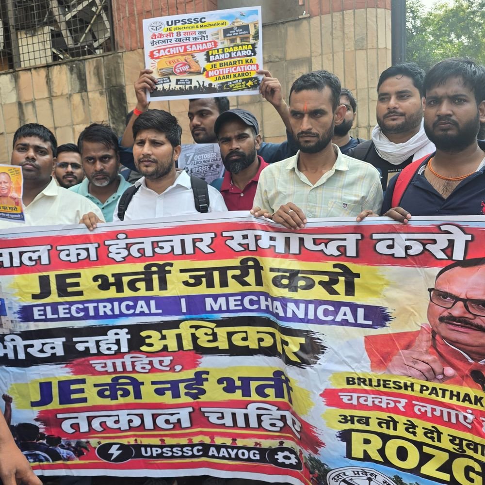 8 साल से भर्ती नहीं, सड़कों पर उतरे JE अभ्यर्थी:अभ्यर्थियों ने UPSSSC कार्यालय के बाहर नारेबाजी की, बोले- आश्वासन नहीं, अब भर्ती चाहिए