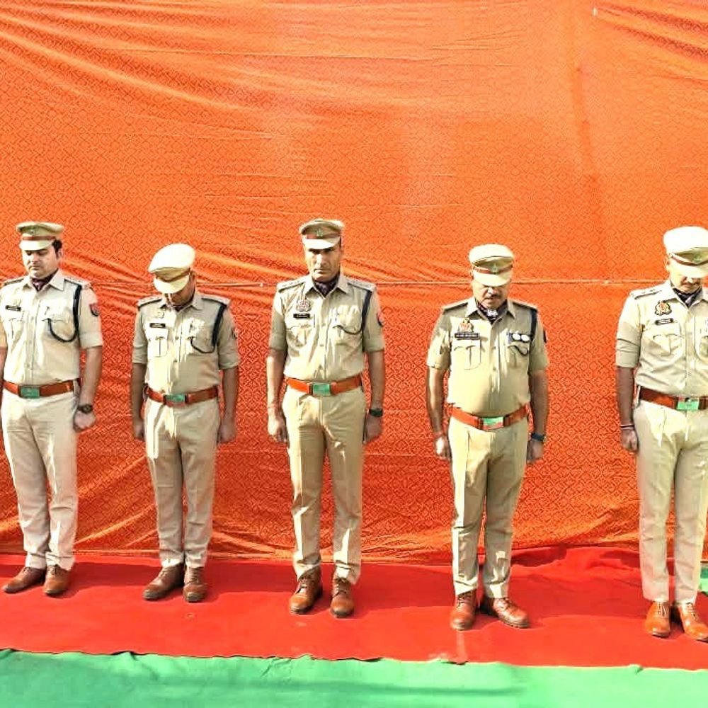 औरैया में पुलिस स्मृति दिवस पर शहीद जवानों को नमन:पुलिस अधीक्षक समेत अधिकारियों और कर्मचारियों ने अर्पित किए श्रद्धा-सुमन
