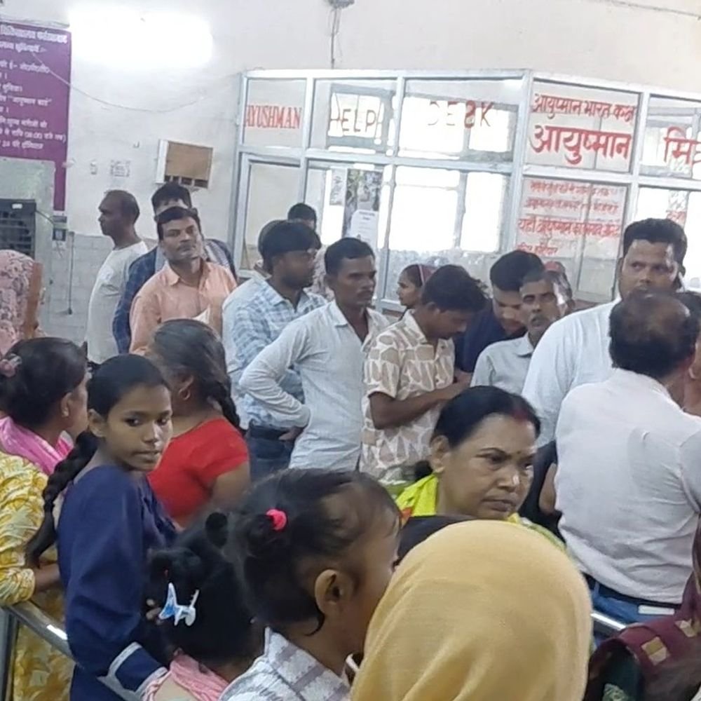 लोहिया अस्पताल में डॉक्टर नहीं, मरीज बिना इलाज परेशान:होमगार्ड भर्ती बोर्ड ड्यूटी और NHM हड़ताल से मरीजों को हो रही परेशानी
