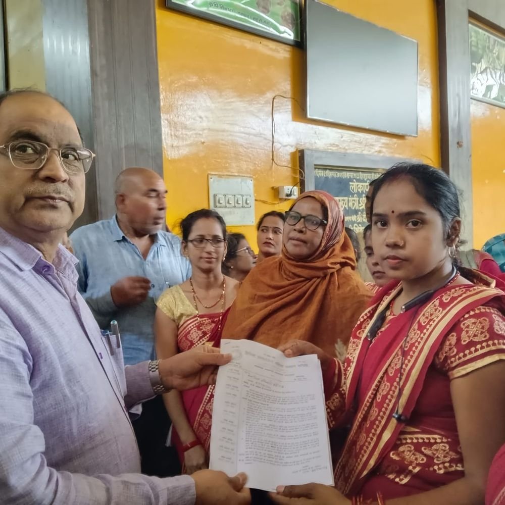 बीसी सखियों ने डीएम को सौंपा ज्ञापन:मानदेय, आईडी कार्ड और बैठने की व्यवस्था की मांग