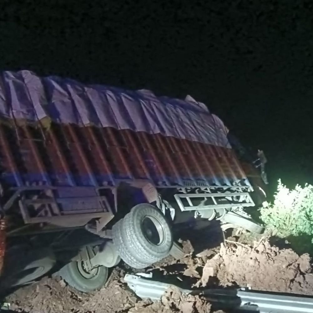 मिर्जापुर में ब्रेक फेल ट्रक ने कार को मारी टक्कर:महिला की मौत, कार को घसीटते हुए खाई में गिरा ट्रक; 3 घायल, ड्राइवर फरार
