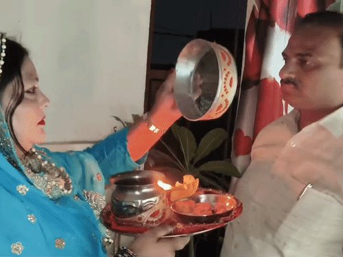 अलीगढ़ में रूबी आसिफ खान ने रखा करवाचौथ का व्रत:भाजपा नेत्री 9 साल से निभा रहीं परंपरा, शौहर की लंबी उम्र के लिए मांगी दुआ, बोलीं- दीपावली मनाती हूं, रोजे भी रखती हूं