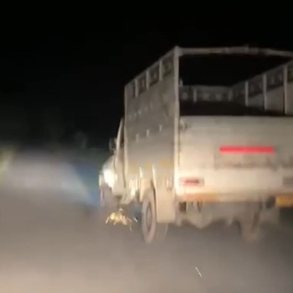 सागौन की लकड़ी से भरी पिकअप पकड़ी:सोहगीबरवा वन्यजीव प्रभाग में टीम ने पीछा कर पकड़ा, चालक फरार