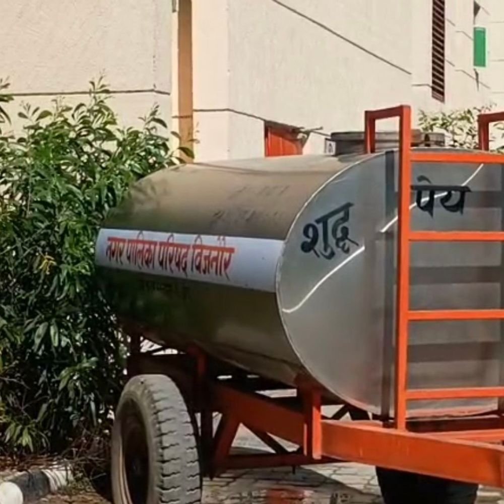 मेडिकल अस्पताल और कॉलोनी में पानी सप्लाई ठप:बिजनौर में पाइपलाइन फटने से परेशानी, डॉक्टरों-स्टाफ को दिक्कत