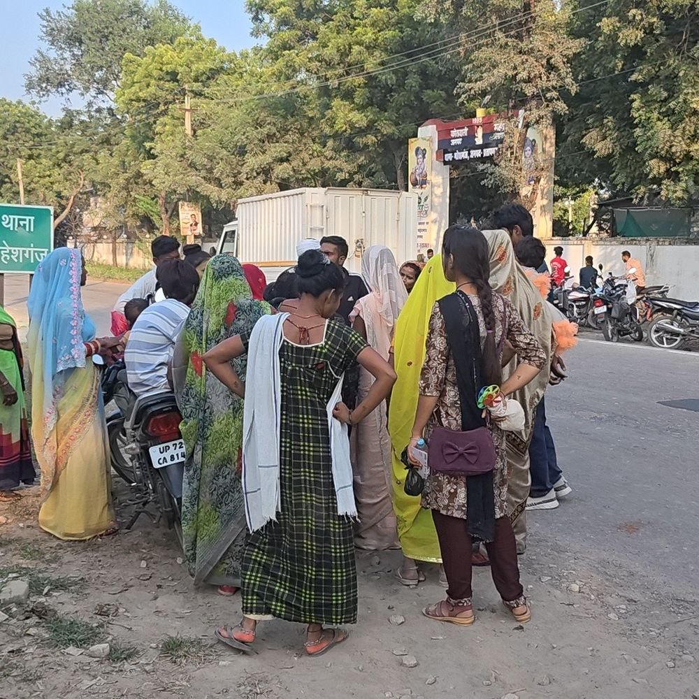 प्रतापगढ़ में नाबालिग प्रेमी युगल को पुलिस ने पकड़ा:मंदिर में कर रहे थे शादी, पहले से दर्ज है अपहरण का केस; पुलिस थाने ले गई