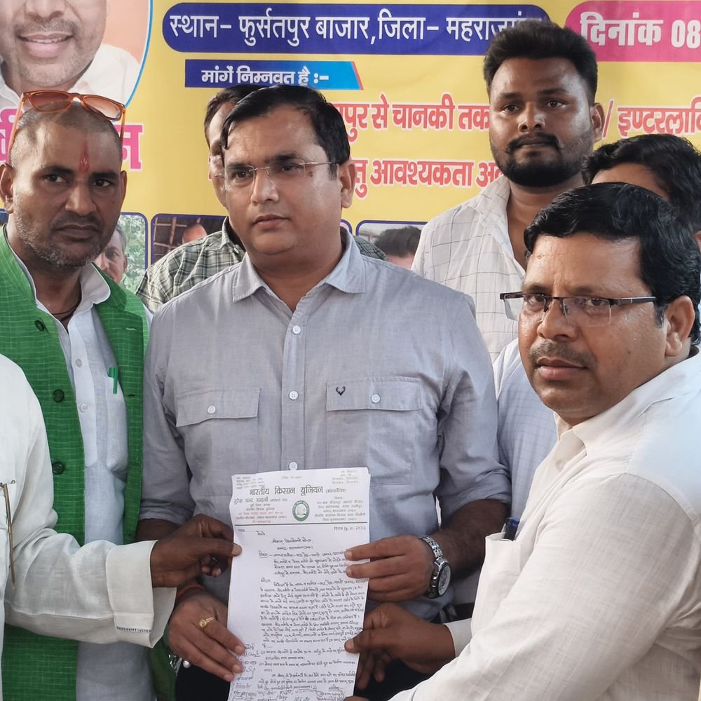 फुर्सतपुर बाजार में सड़क-नाली की मांग पर धरना खत्म:अधिकारियों ने 27 अक्टूबर तक काम पूरा करने का आश्वासन दिया