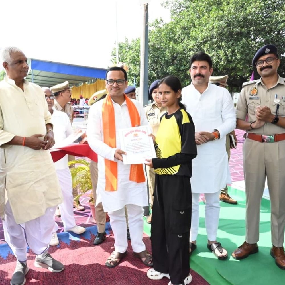 देवरिया में चौकीदारों का मानदेय बढ़कर 3500 रुपए हुआ:मेधावी छात्राओं और खिलाड़ियों को भी किया सम्मानित, 5 लाख का बीमा भी होगा