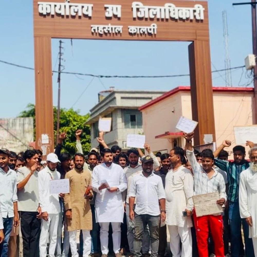 जालौन में ग्रामीणों का प्रदर्शन:गुलौली से रायड़ दिवारा तक पक्की सड़क की मांग उठाई, SDM को ज्ञापन
