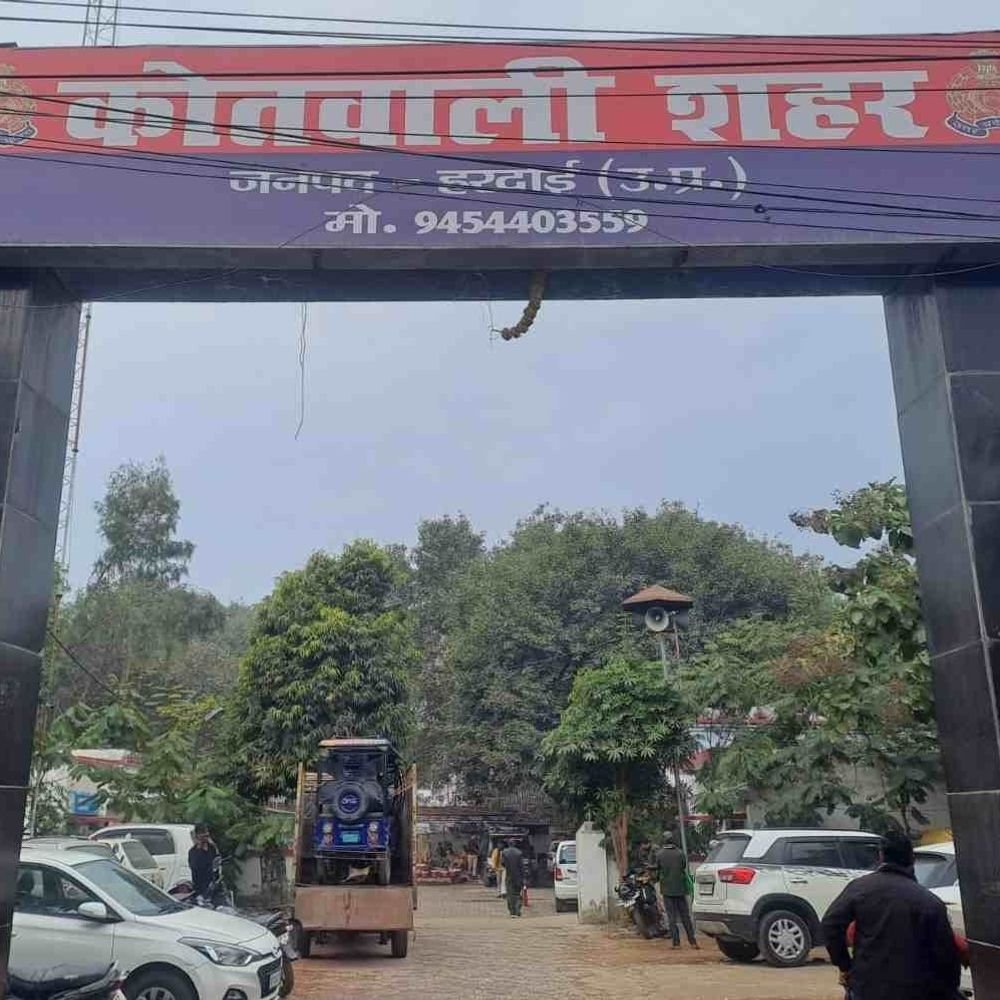 शादी के 40 दिन पहले दुल्हन प्रेमी संग भागी:हरदोई में 25 नवंबर को थी शादी, 1.18 लाख नकदी और जेवर भी ले गई साथ