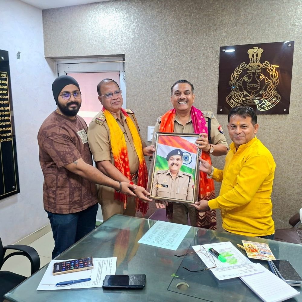 आलमबाग में नवनियुक्त अधिकारियों का सम्मान:नटखेड़ा रोड व्यापार मंडल ने स्मृतिचिह्न सौंपा, दुकानदारों ने समस्याएं उठाईं