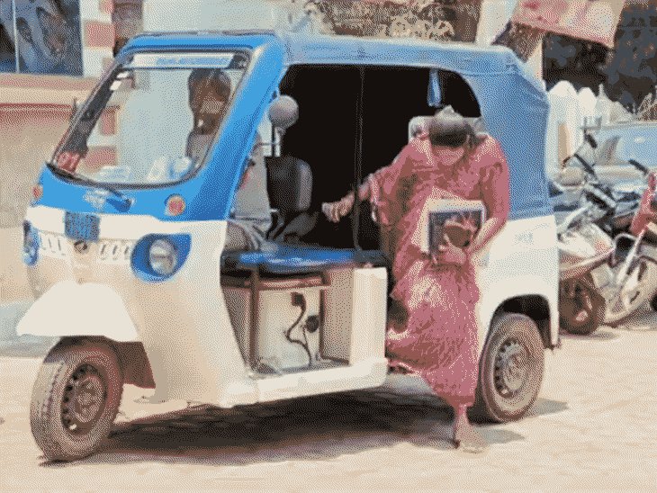 गोरखपुर में ई-रिक्शा में महिला से अश्लील हरकत:ड्राइवर ने गंदे गाने गाकर की छेड़खानी, विरोध करने पर मारपीट की